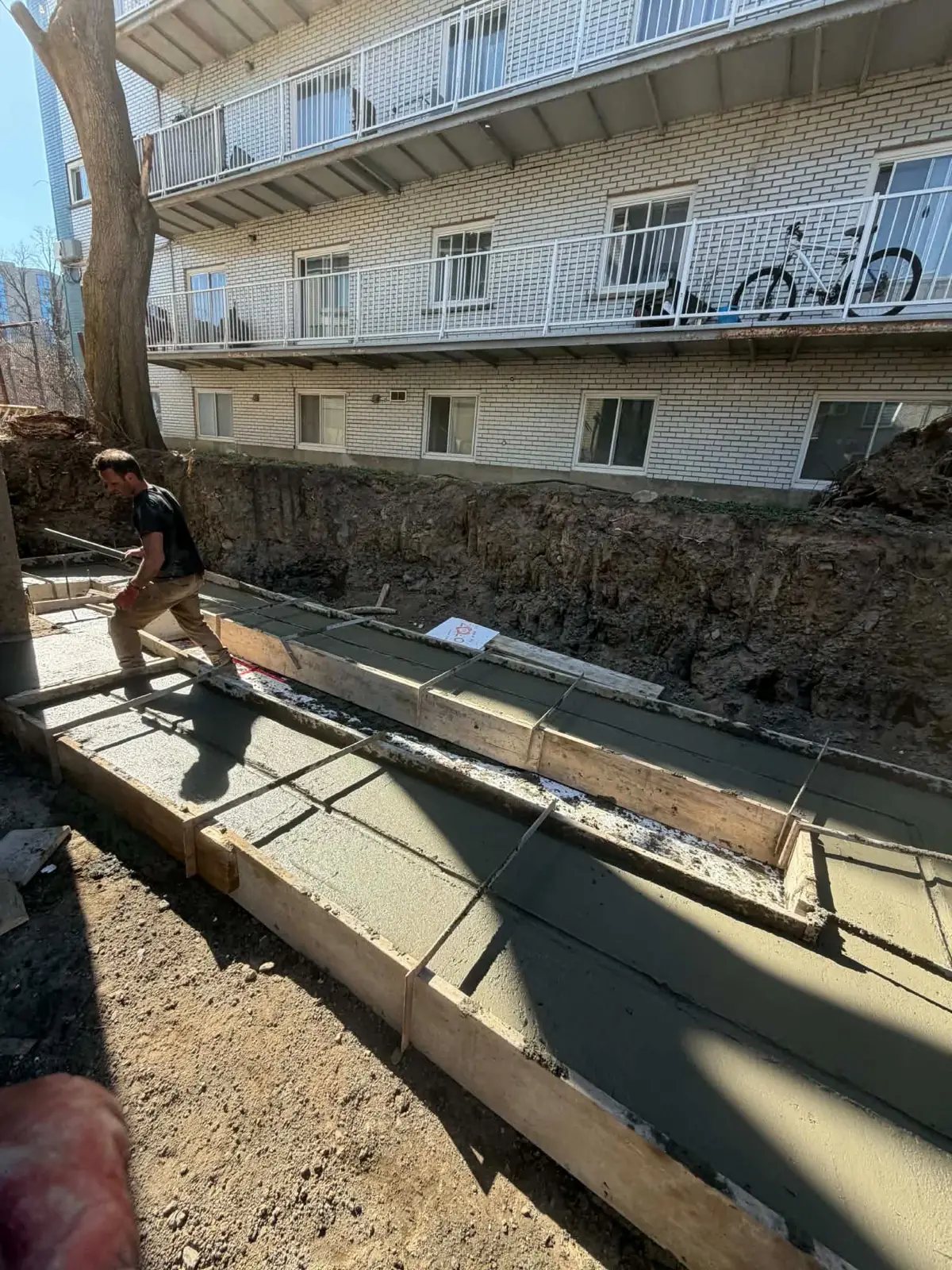 Coulée et finition de semelles de béton
