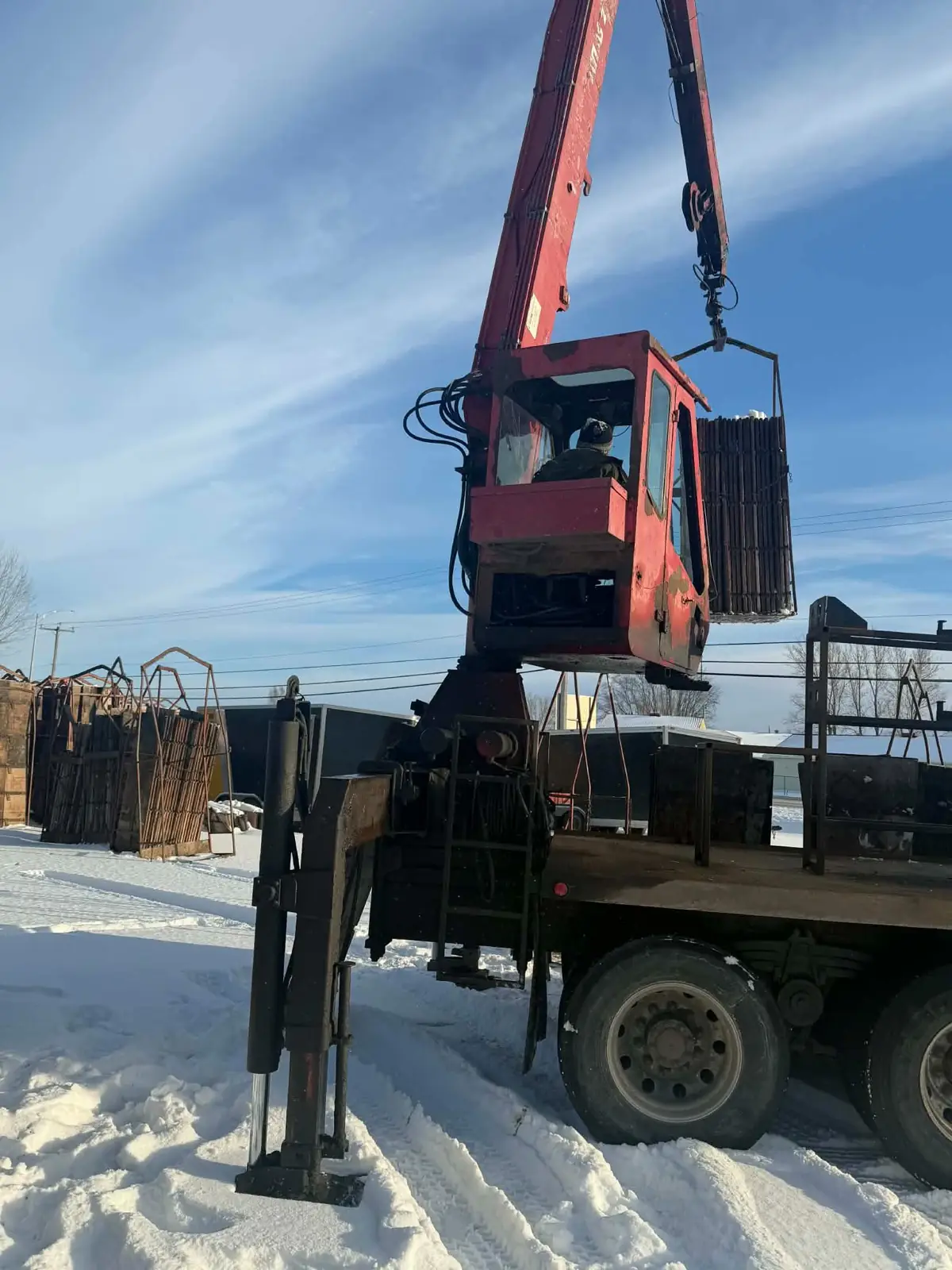 Camion-grue livrant des panneaux de coffrage