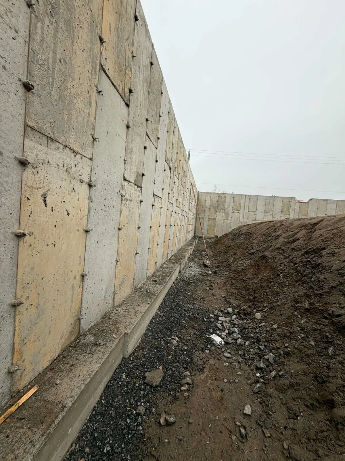 Long mur de fondation décoffré