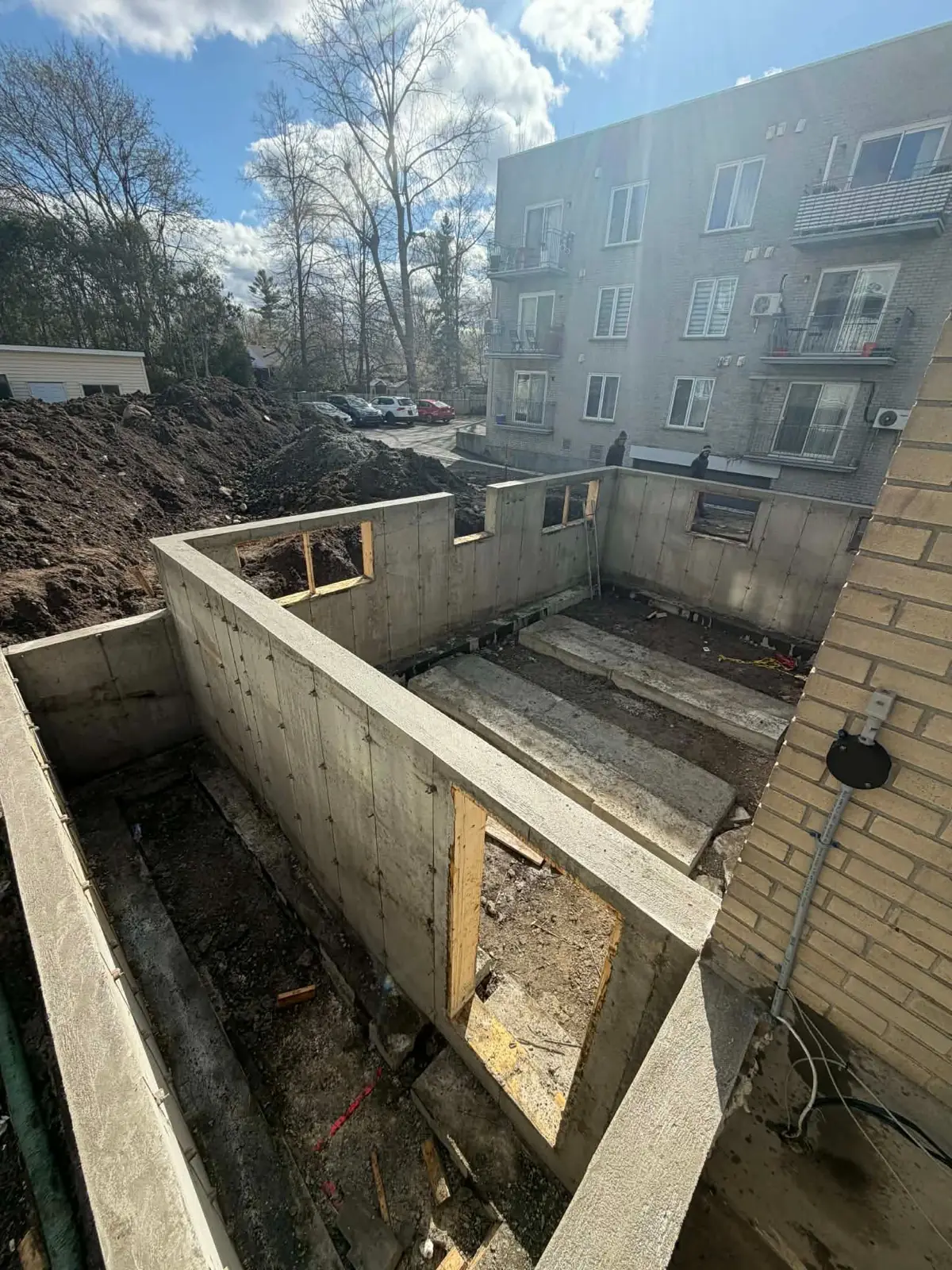 Murs de fondation fraîchement décoffrés