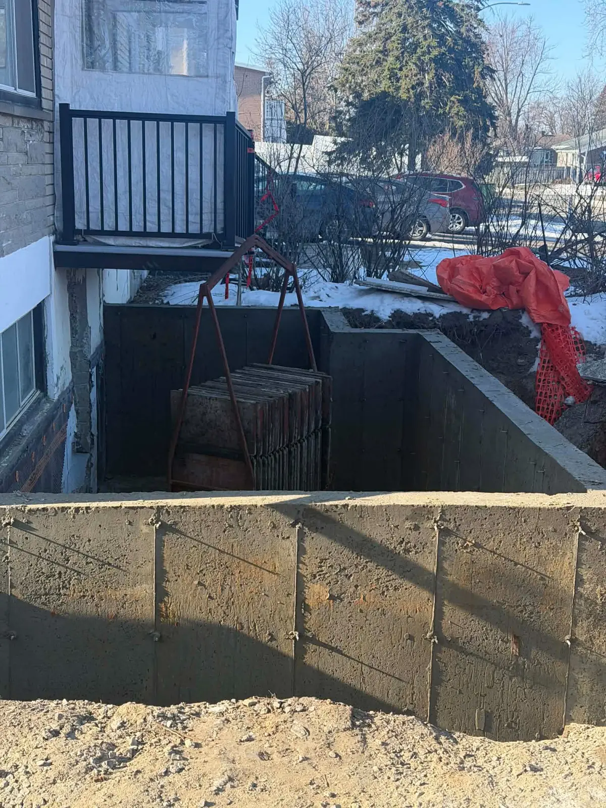 Panneaux de coffrage descendus dans la fondation